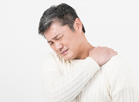 顎関節症が発症する事により、頭痛・片頭痛・肩こり・めまい・難聴等の体調不良が引き起こされます。